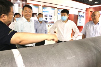 河南省委常委、副省长费东斌深入乐竞平台集团总部园区走访调研